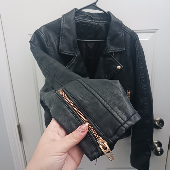 Women's Black Leather Jacket - Picture 8 of 10